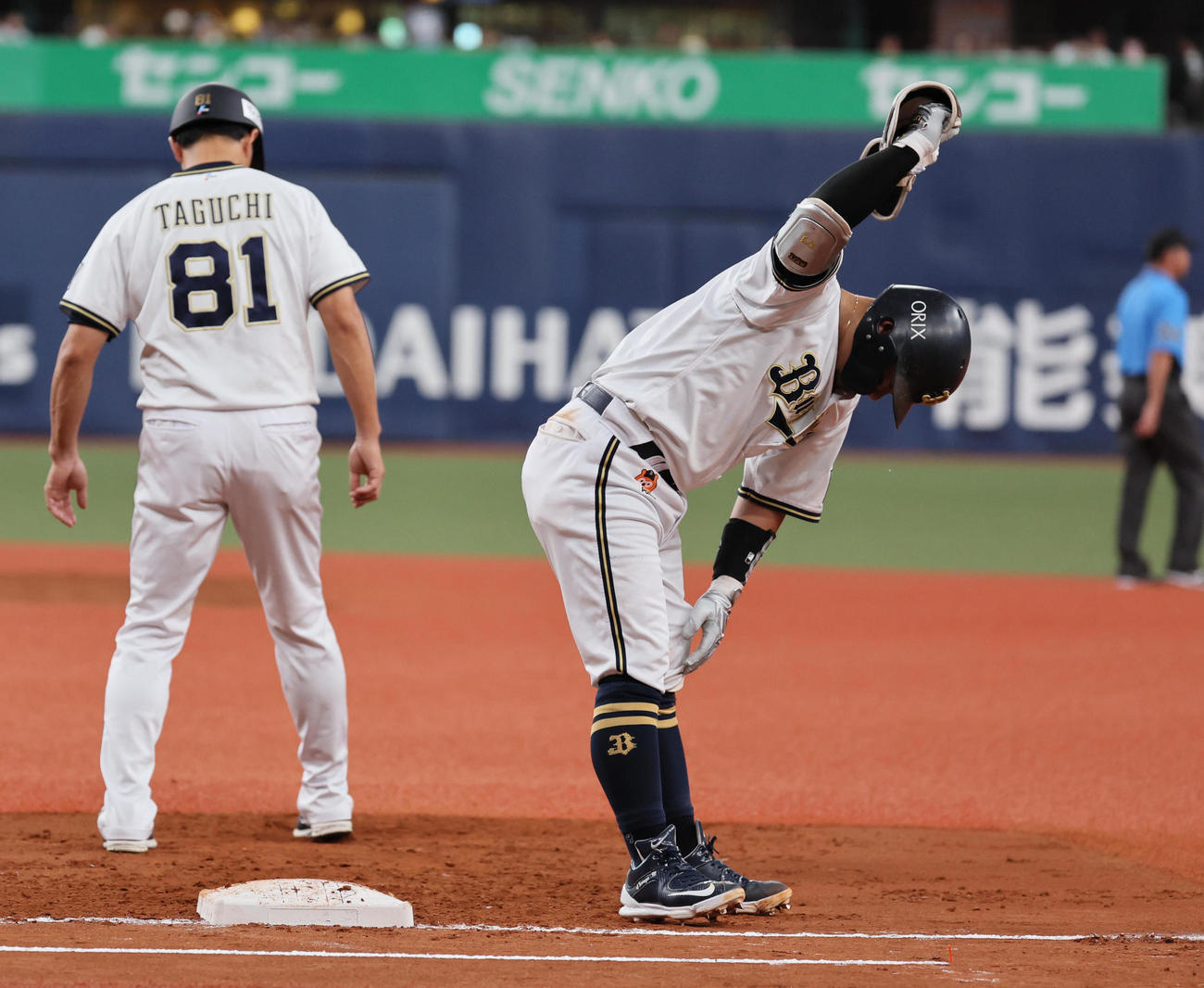 オリックス対ロッテ　3回裏オリックス2死一、二塁、森は二塁ゴロに倒れて悔しがる（撮影・宮崎幸一）
