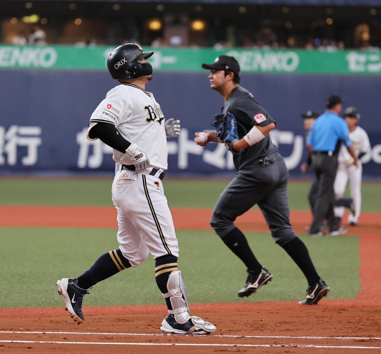 オリックス対ロッテ　3回裏オリックス2死一、二塁、森は二塁ゴロに倒れる（撮影・宮崎幸一）