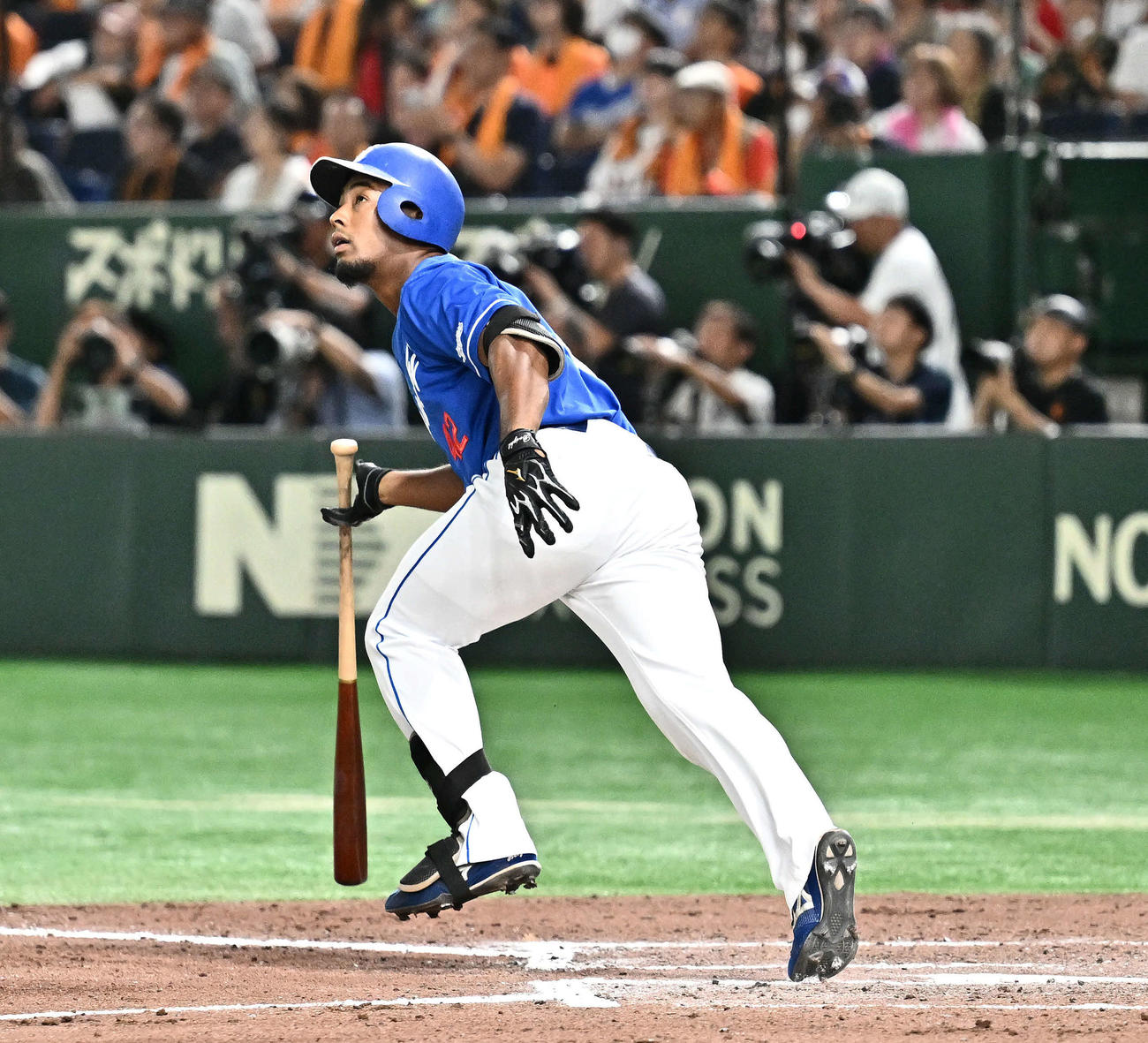 巨人対中日　7回表中日1死一塁、代打ブライトは左越え2点本塁打を放つ（撮影・滝沢徹郎）