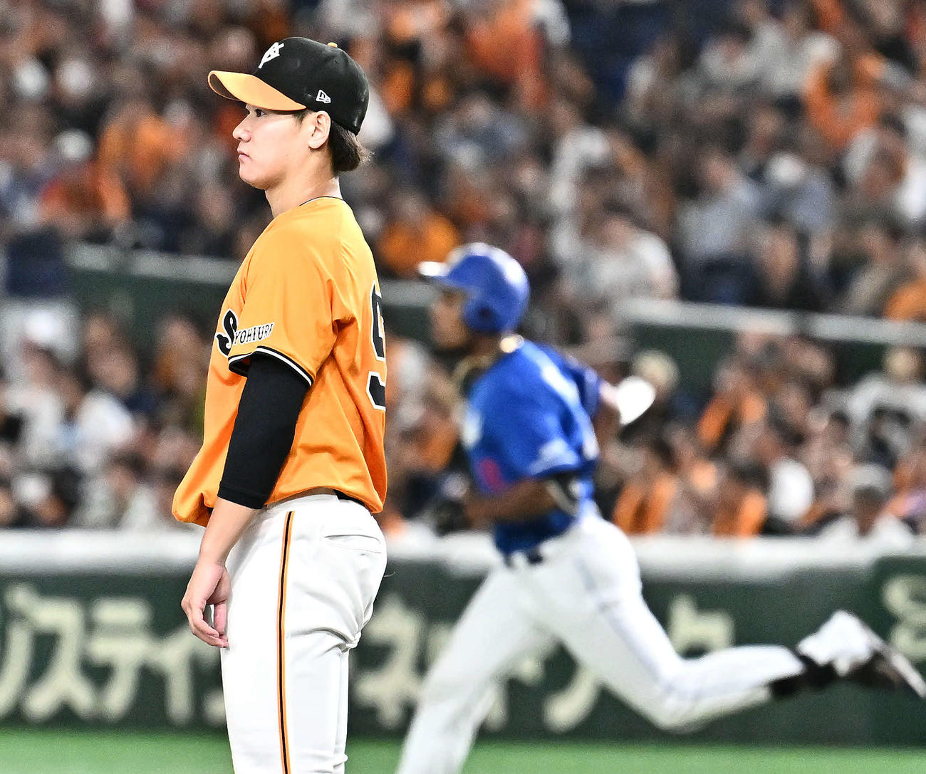 巨人対中日　7回表中日1死一塁、代打ブライト（後方）に2点本塁打を許す井上（撮影・滝沢徹郎）