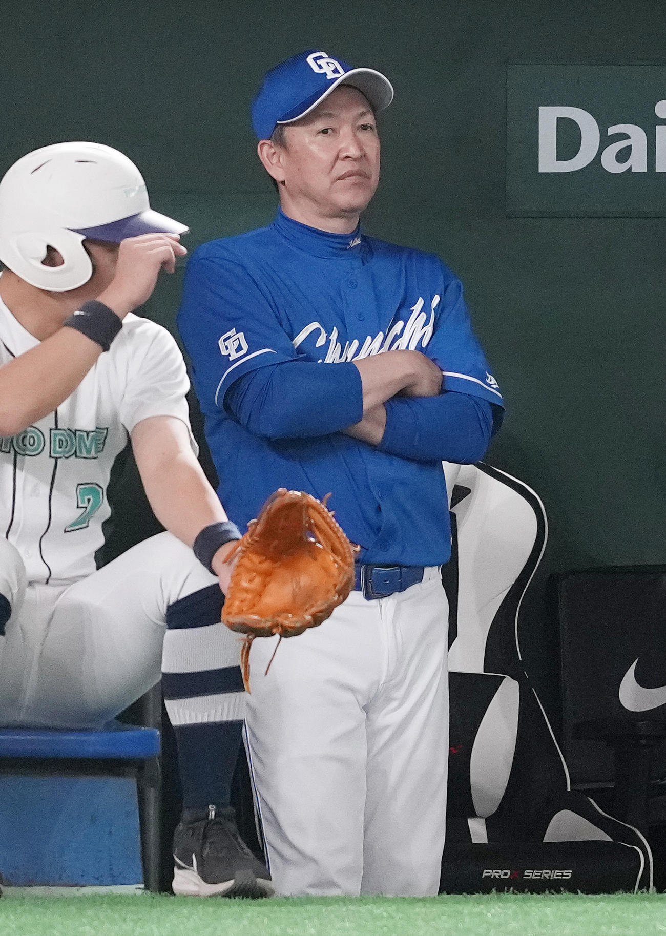 巨人対中日　9回表、ベンチで腕を組む中日立浪監督（撮影・鈴木みどり）