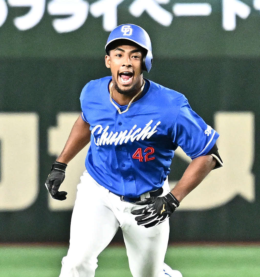 巨人対中日　7回表中日1死一塁、代打ブライトは左越え2点本塁打を放ち雄たけびを上げる（撮影・滝沢徹郎）