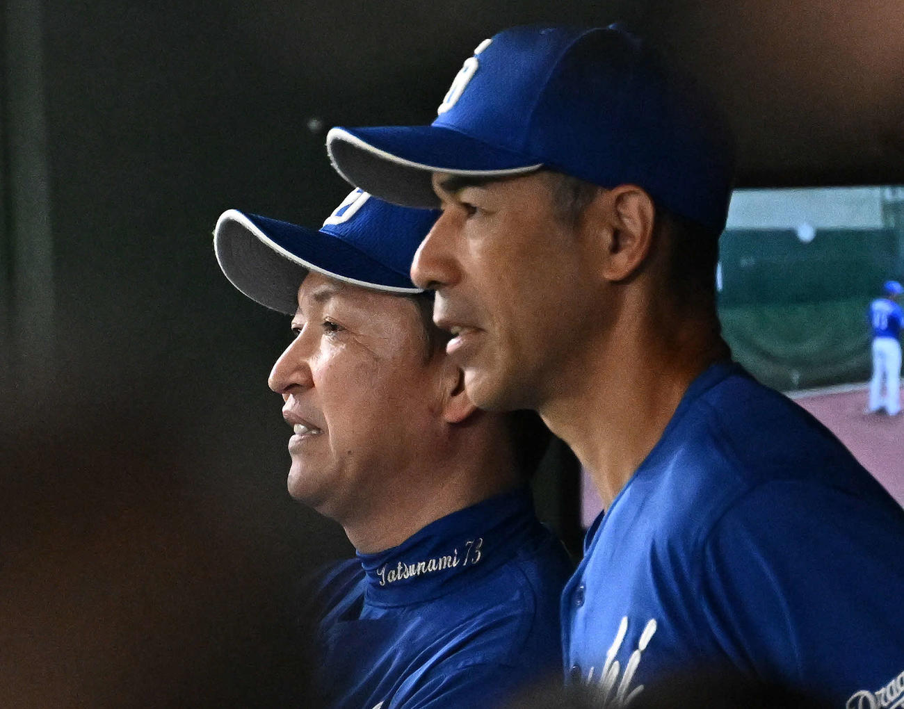 巨人対中日　戦況を見守る中日立浪監督（左）と和田コーチ（撮影・滝沢徹郎）