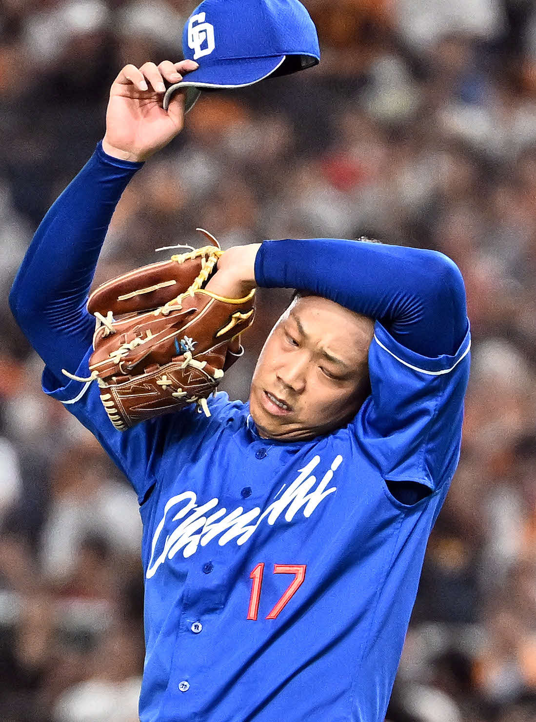 巨人対中日　5回裏、追加点を許し厳しい表情の中日先発の柳（撮影・滝沢徹郎）