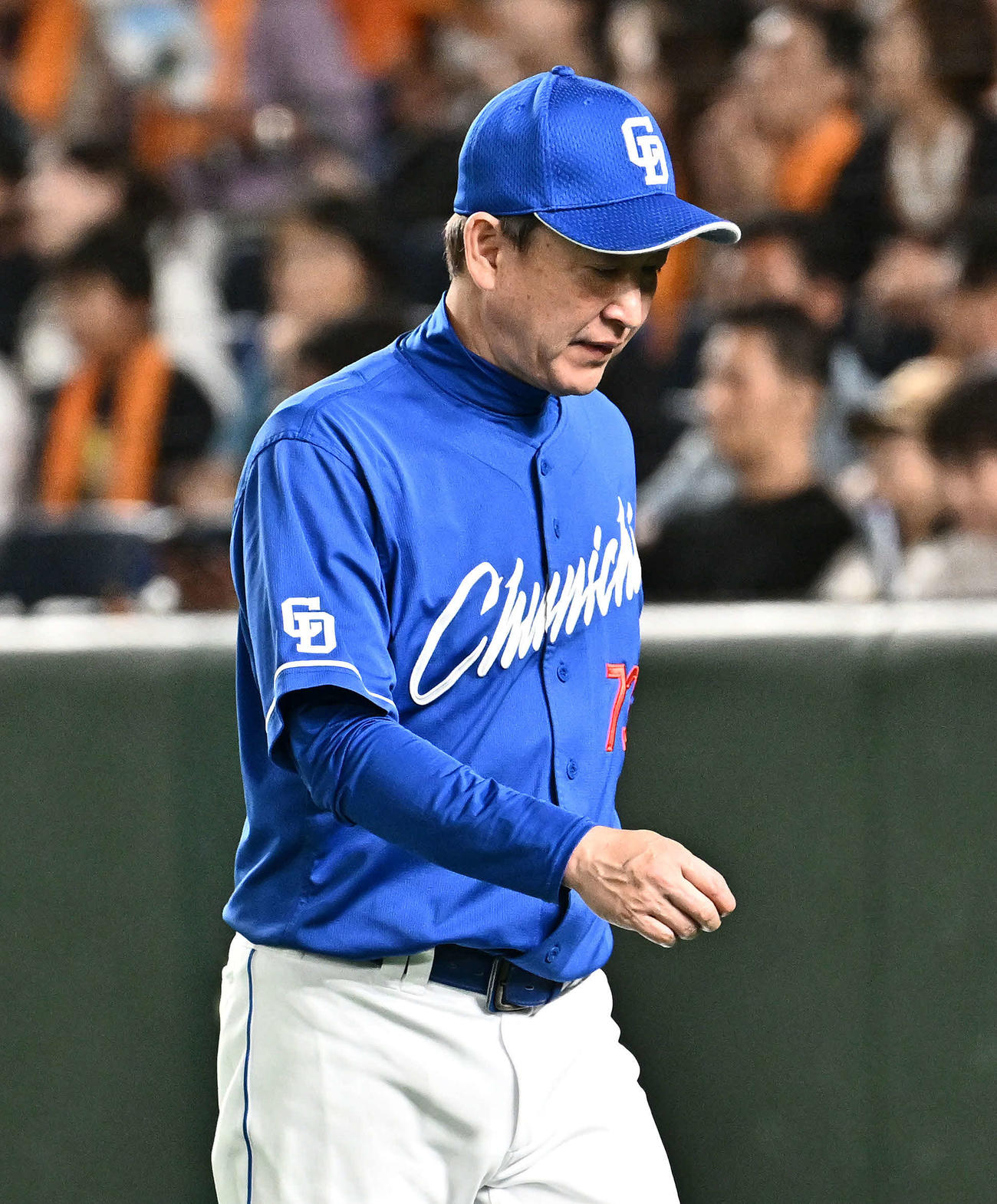 巨人対中日　交代を告げベンチへ引き揚げる中日立浪監督（撮影・滝沢徹郎）