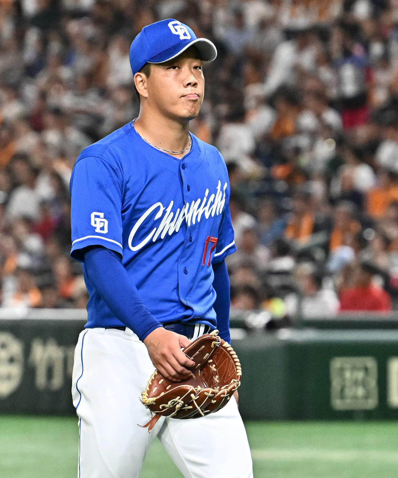 巨人対中日　1回裏、先制を許し浮かない表情で引き揚げる中日先発の柳（撮影・滝沢徹郎）