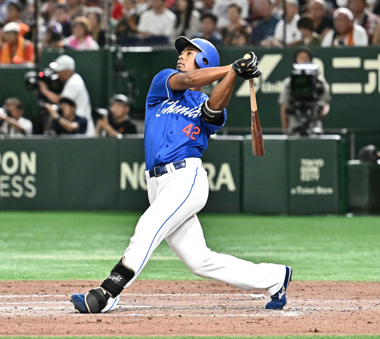巨人対中日　7回表中日1死一塁、代打ブライトは左越え2点本塁打を放つ（撮影・滝沢徹郎）
