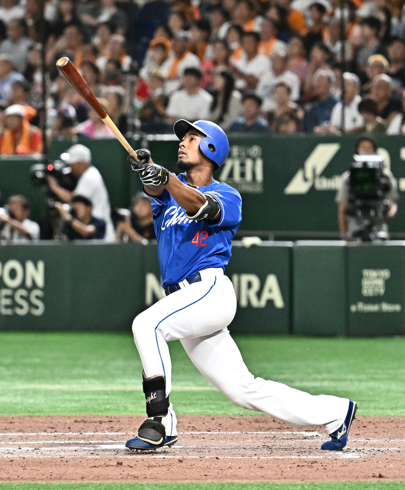 巨人対中日　7回表中日1死一塁、代打ブライトは左越え2点本塁打を放つ（撮影・滝沢徹郎）