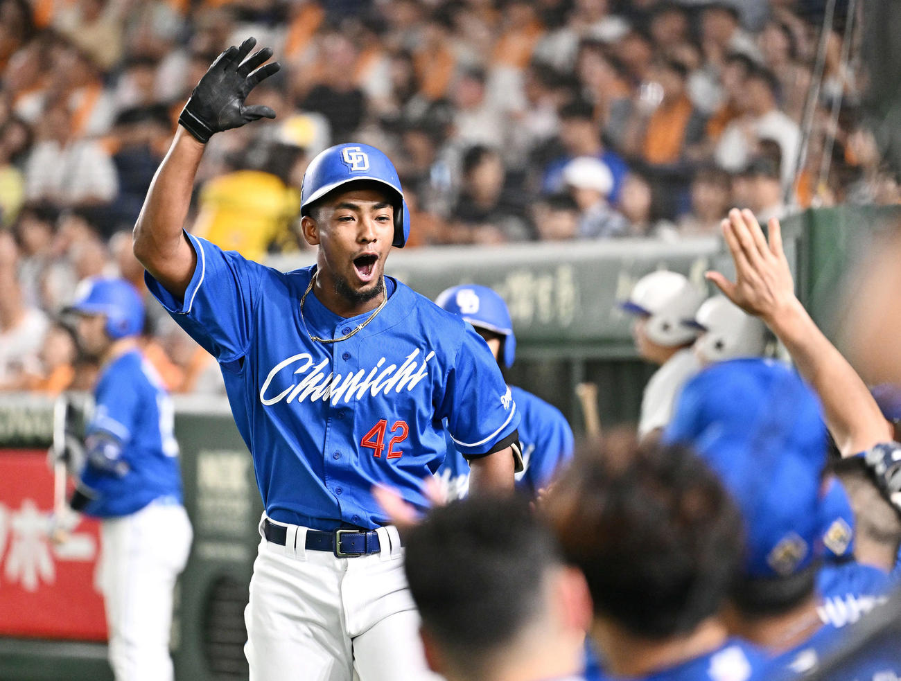 巨人対中日　7回表中日1死一塁、2点本塁打を放ったブライトは生還しチームメートとタッチをかわす（撮影・滝沢徹郎）