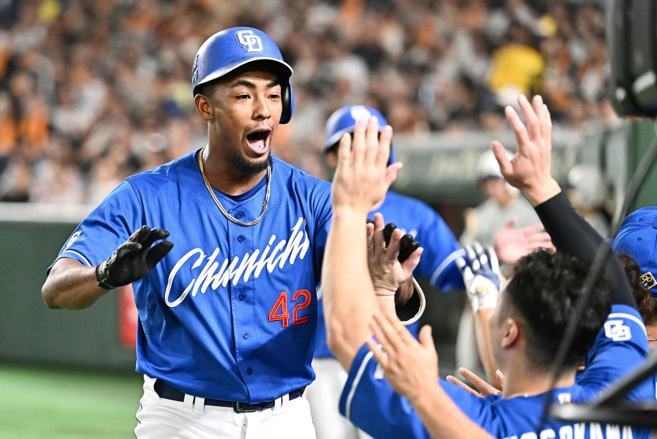 巨人対中日　7回表中日1死一塁、2点本塁打を放ったブライトは生還しチームメートとタッチをかわす（撮影・滝沢徹郎）