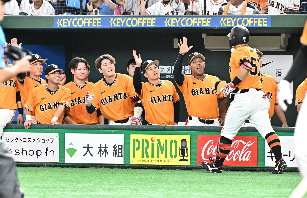 巨人対中日　1回裏巨人1死、先制ソロ本塁打を放った浅野（手前）を迎える選手たち（撮影・滝沢徹郎）