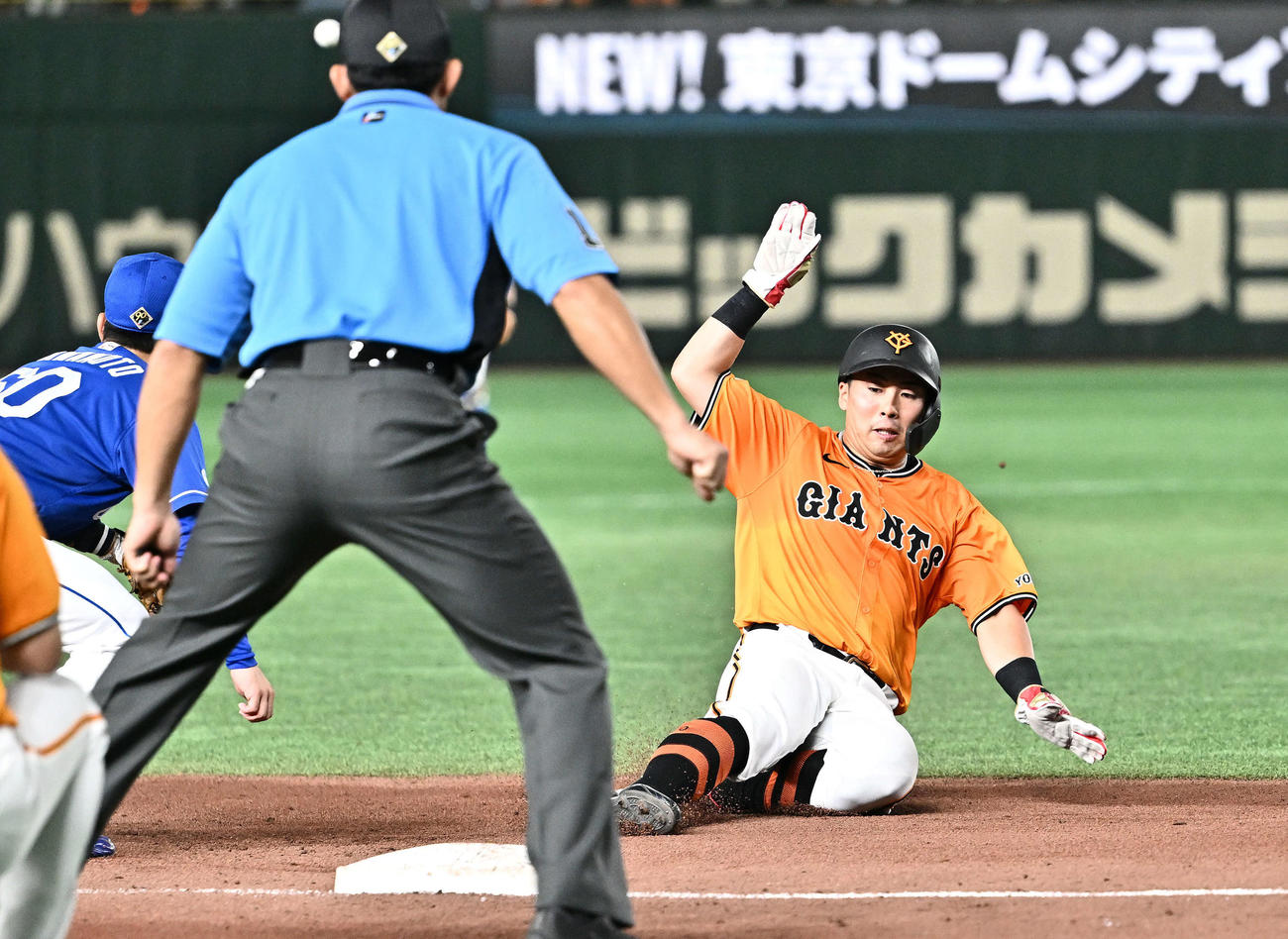 巨人対中日　5回裏巨人無死二塁、モンテスの中飛で三塁へ進塁する浅野（右）（撮影・滝沢徹郎）
