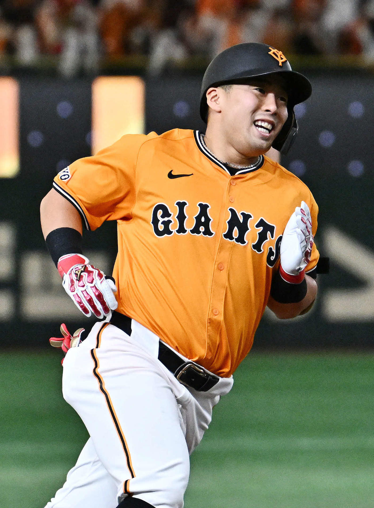 巨人対中日　1回裏巨人1死、浅野は先制ソロ本塁打を放ち笑顔でダイヤモンドを1周する（撮影・滝沢徹郎）