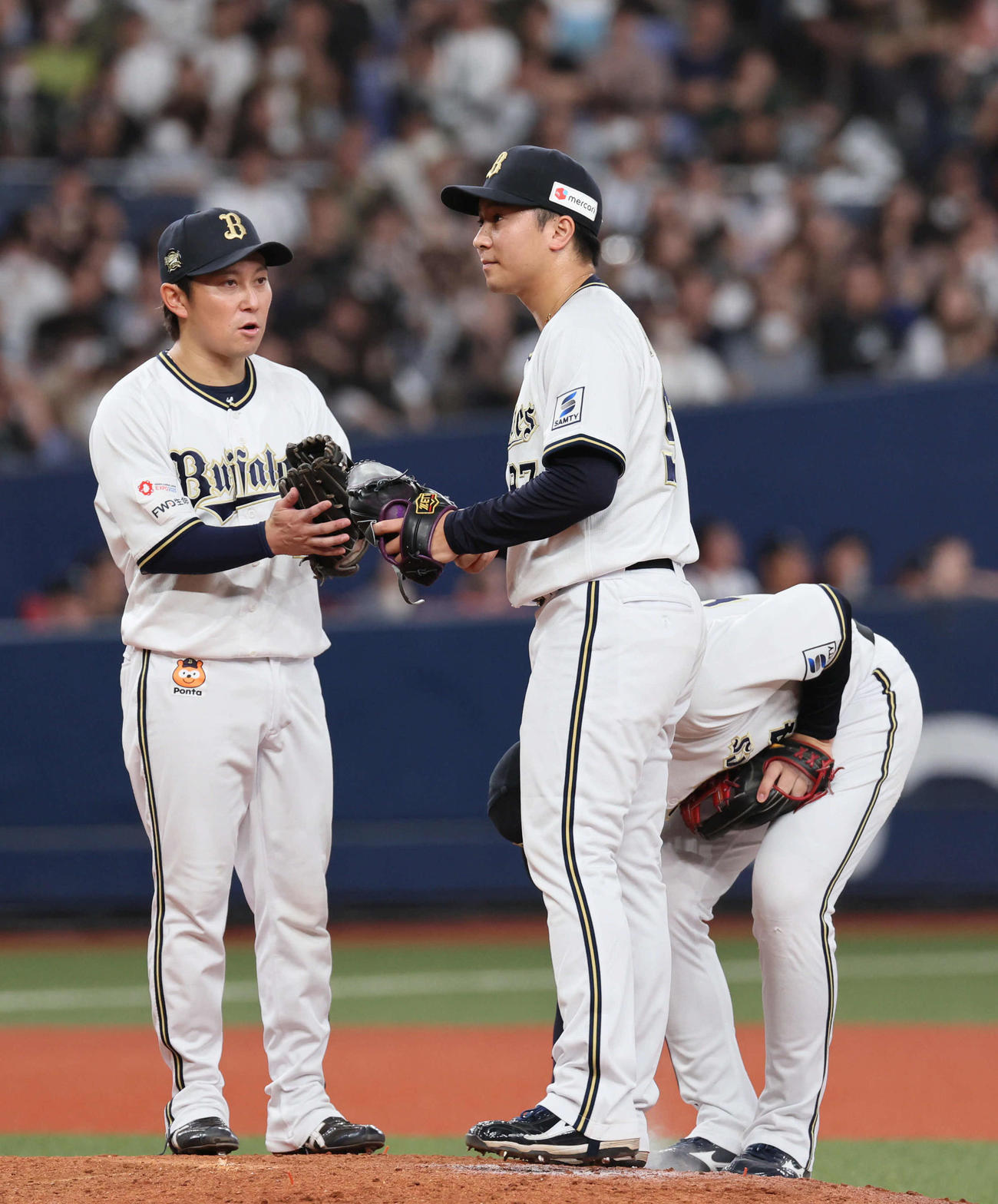 オリックス対ロッテ　9回表ロッテ2死満塁、古田島（中央）は代打角中に押し出し四球を与える（撮影・宮崎幸一）