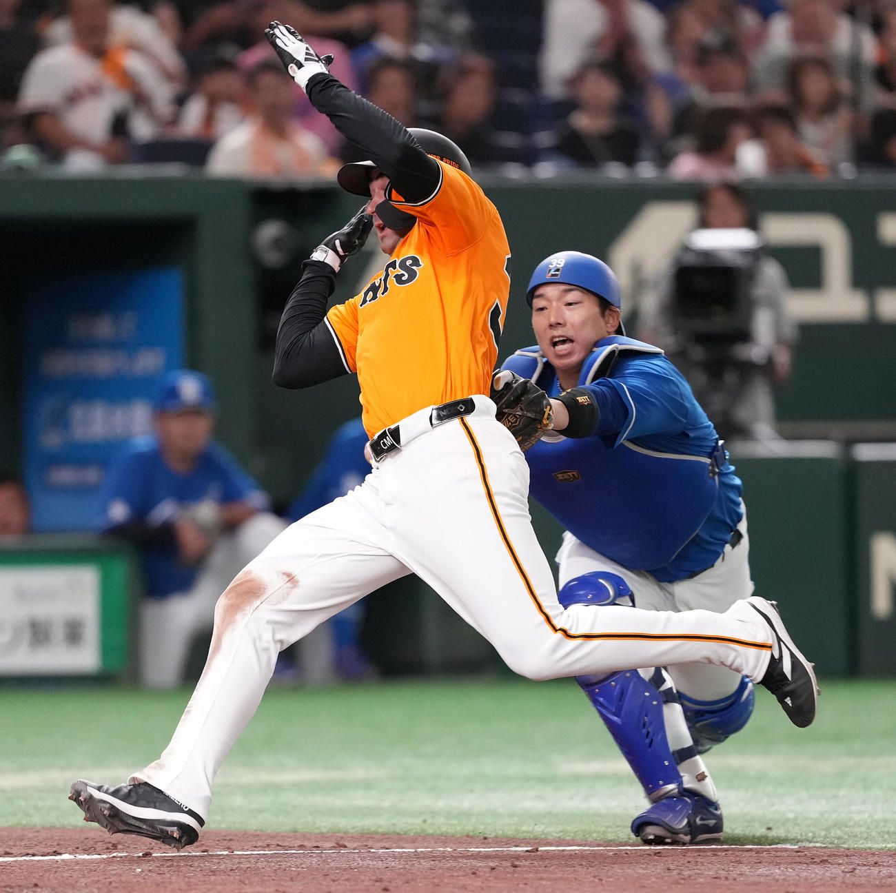 巨人対中日　3回裏巨人無死一、三塁、坂本の中飛で生還を試みるもアウトとなる三塁走者モンテス。捕手宇佐見（撮影・鈴木みどり）