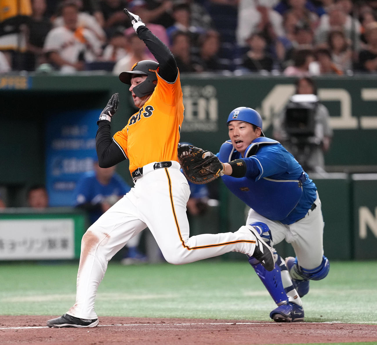 巨人対中日　3回裏巨人無死一、三塁、坂本の中飛で生還を試みるもアウトとなる三塁走者モンテス。捕手宇佐見（撮影・鈴木みどり）