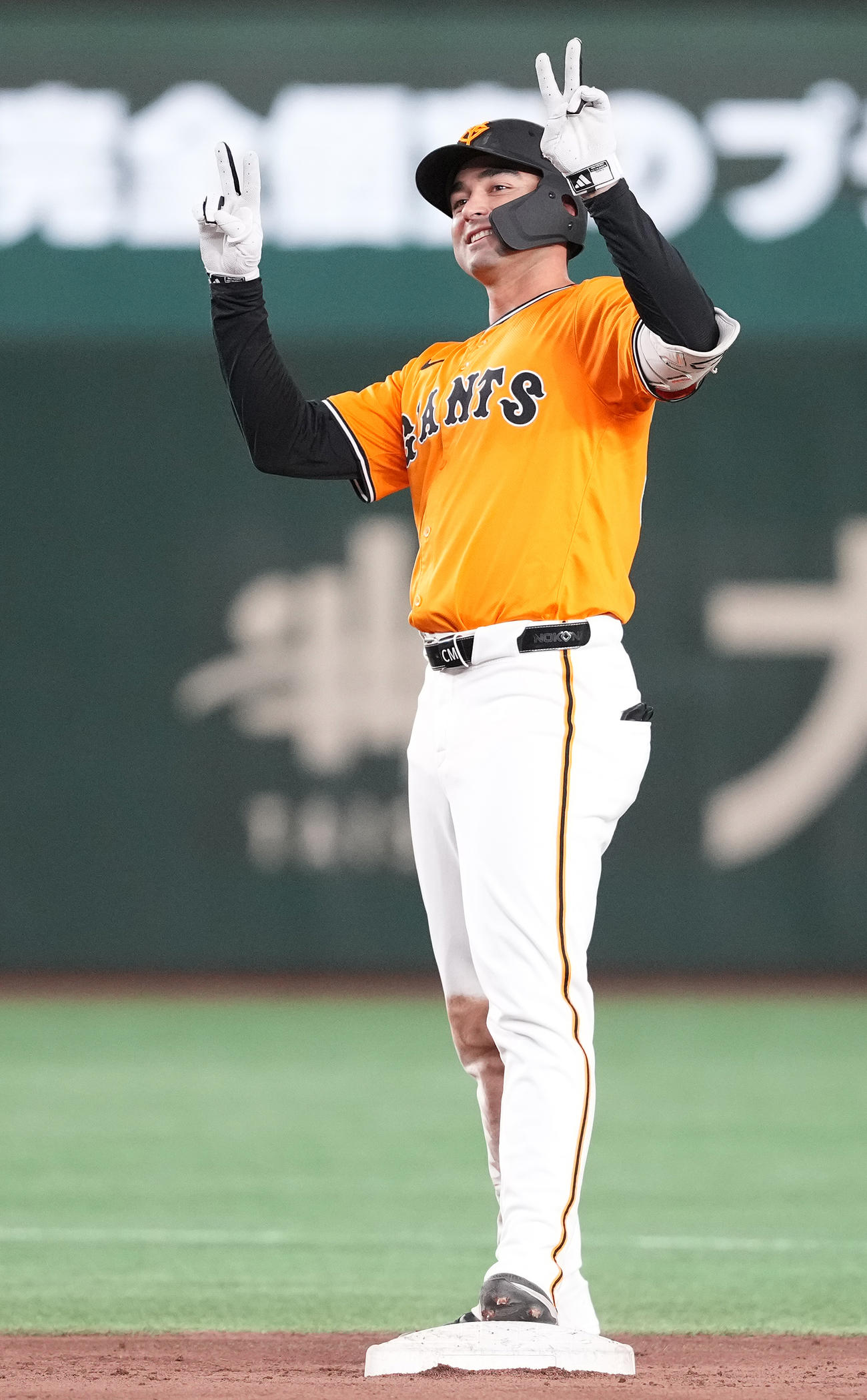 巨人対中日　3回裏巨人無死、右二塁打を放ち、ピースするモンテス（撮影・鈴木みどり）