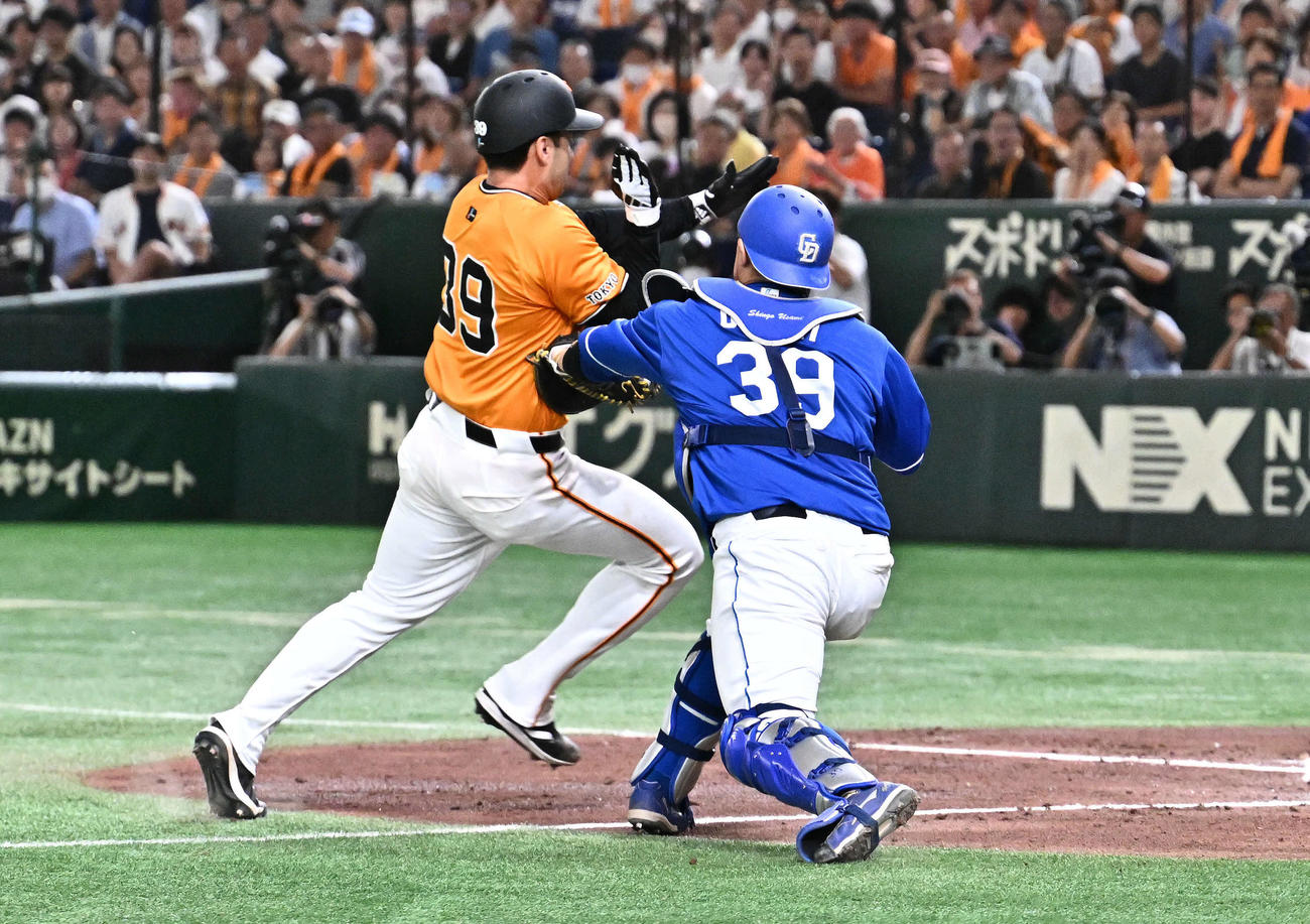 巨人対中日　3回裏巨人無死一、三塁、三塁走者モンテス（左）は坂本の中飛から生還を狙うもアウトになる。捕手宇佐見（撮影・滝沢徹郎）