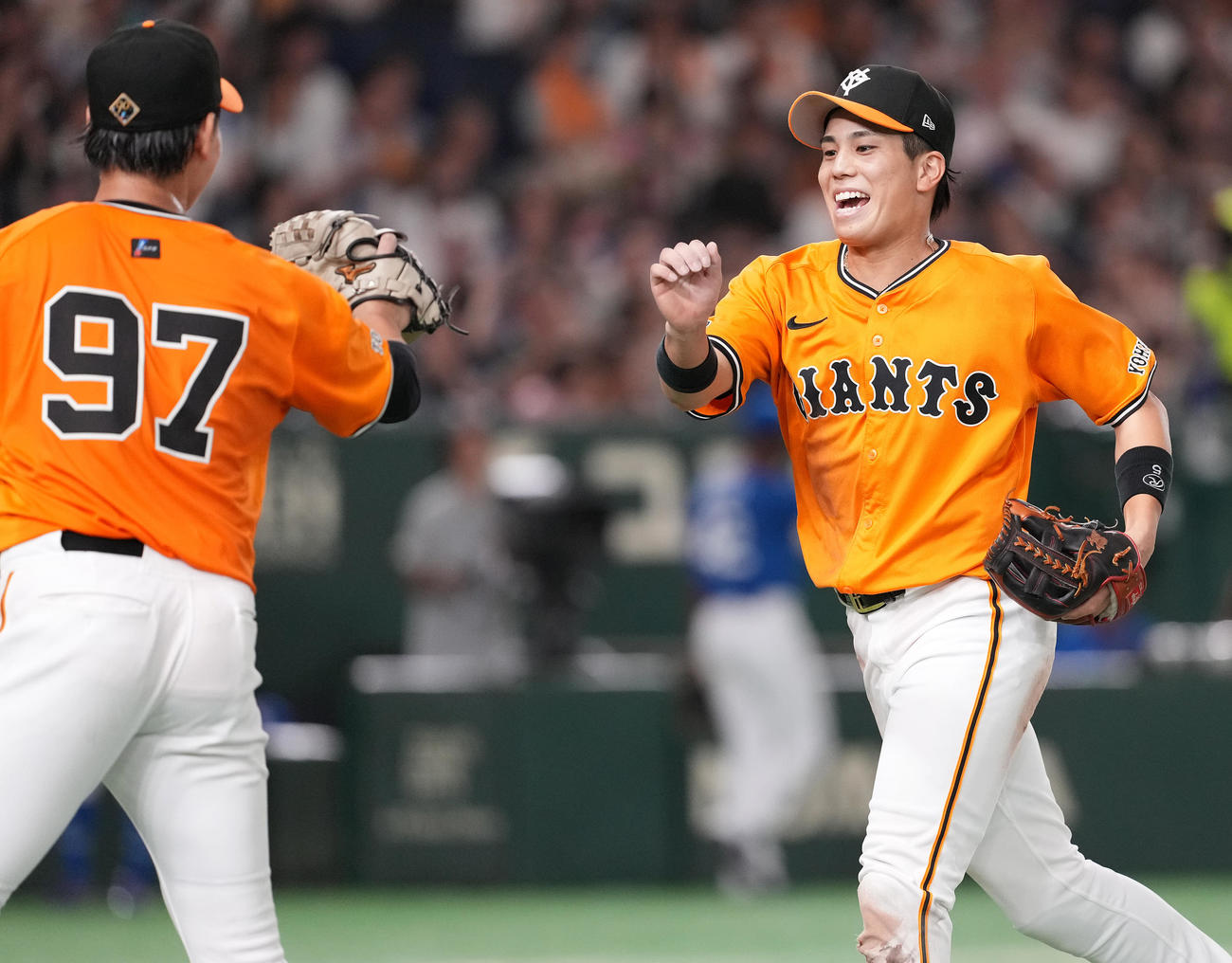 巨人対中日　3回表を終え、笑顔で井上（左）とタッチを交わす巨人門脇（撮影・鈴木みどり）