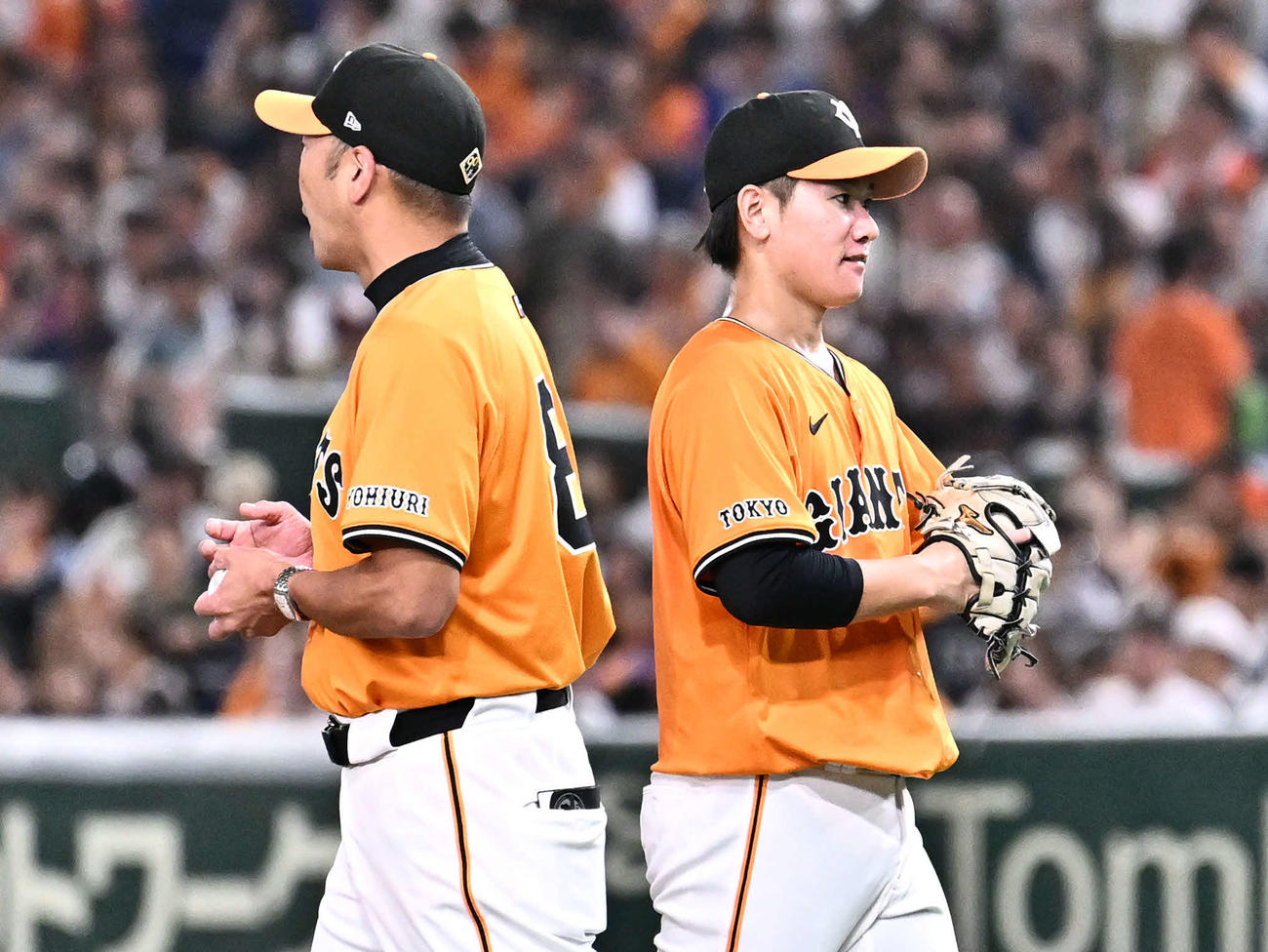 巨人対中日　7回表、巨人阿部監督（左）から交代を告げられる井上（撮影・滝沢徹郎）
