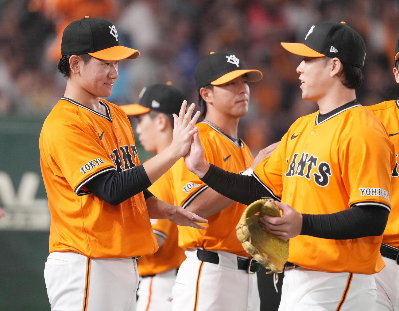 巨人対中日　7回表を終え、ベンチへ戻る高梨（右）を迎える巨人井上（撮影・鈴木みどり）
