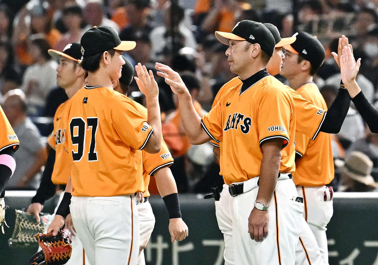 巨人対中日　試合後、勝利投手の巨人井上（左手前）は阿部監督とタッチをかわす（撮影・滝沢徹郎）