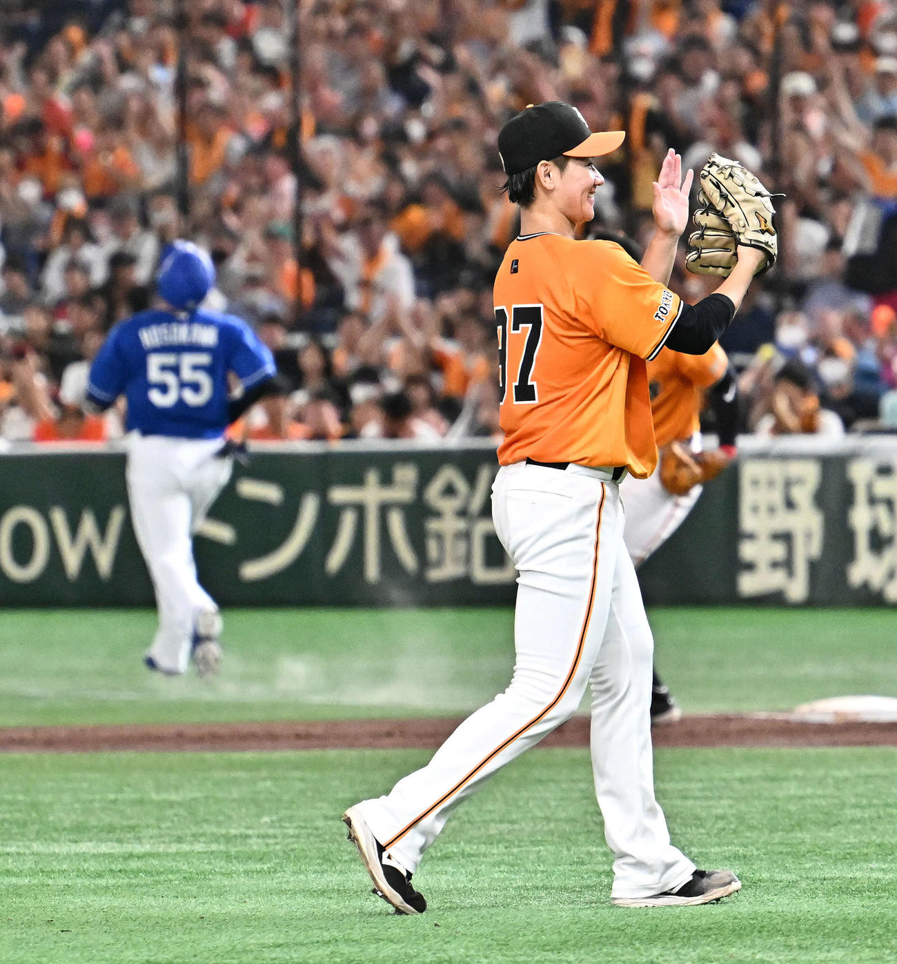 巨人対中日　3回表中日2死一、三塁、細川（後方）を遊ゴロに仕留めグラブをたたいて喜ぶ井上（撮影・滝沢徹郎）