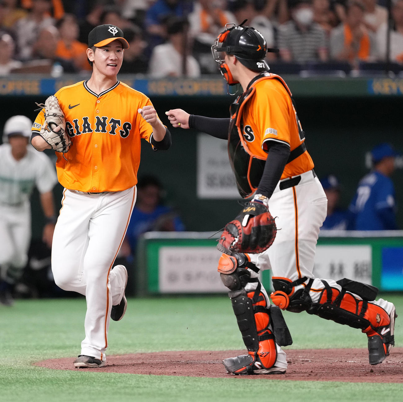 巨人対中日　2回表を抑え、岸田（右）とタッチを交わす巨人井上（撮影・鈴木みどり）