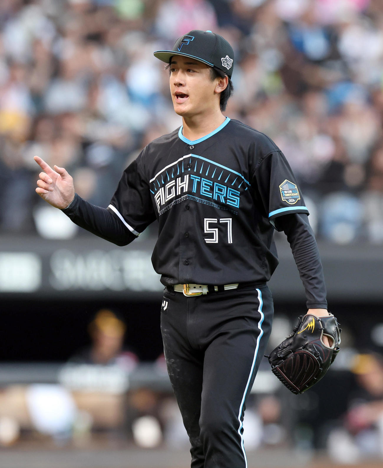 日本ハム対ソフトバンク　8回表を無失点に抑えグラブをたたく北山（撮影・佐藤翔太）