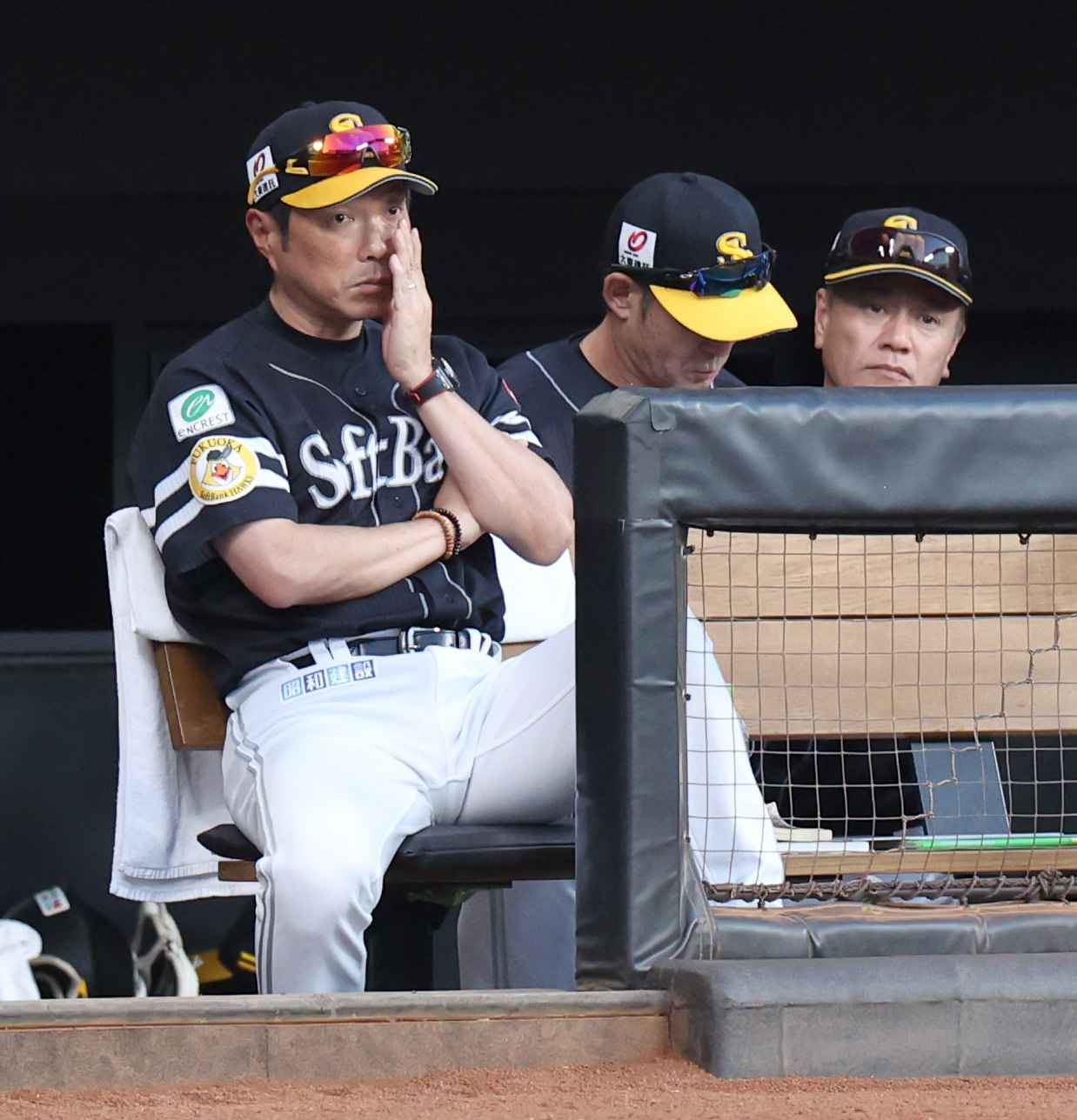 日本ハム対ソフトバンク　9回表、ベンチで険しい表情の小久保監督（撮影・佐藤翔太）