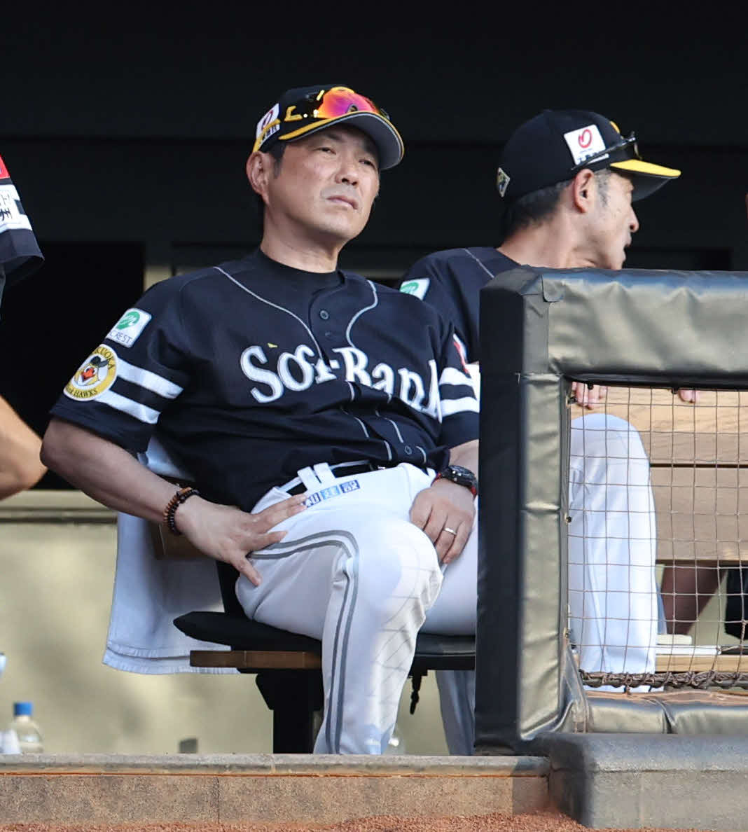 日本ハム対ソフトバンク　7回裏、ベンチで険しい表情を見せる小久保監督（撮影・佐藤翔太）
