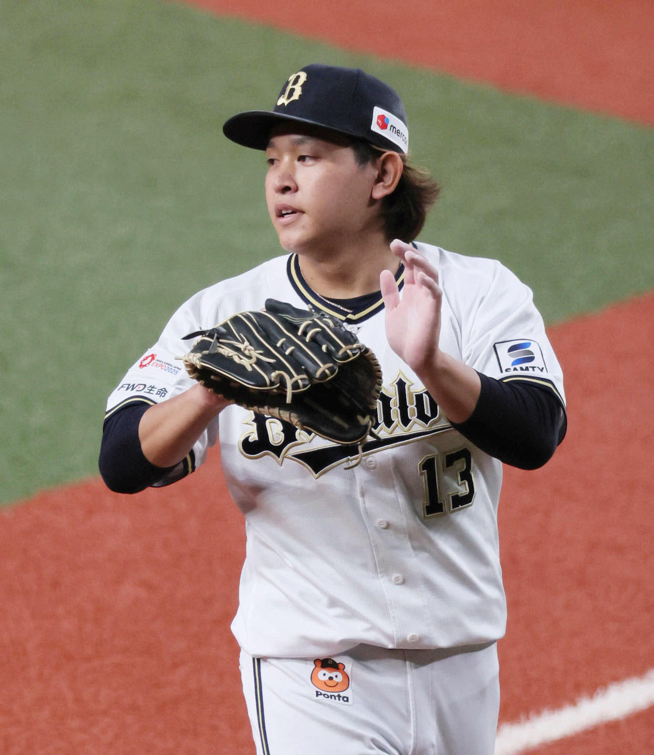 オリックス対ロッテ　オリックス先発の宮城は初回を抑えて手をたたく（撮影・宮崎幸一）