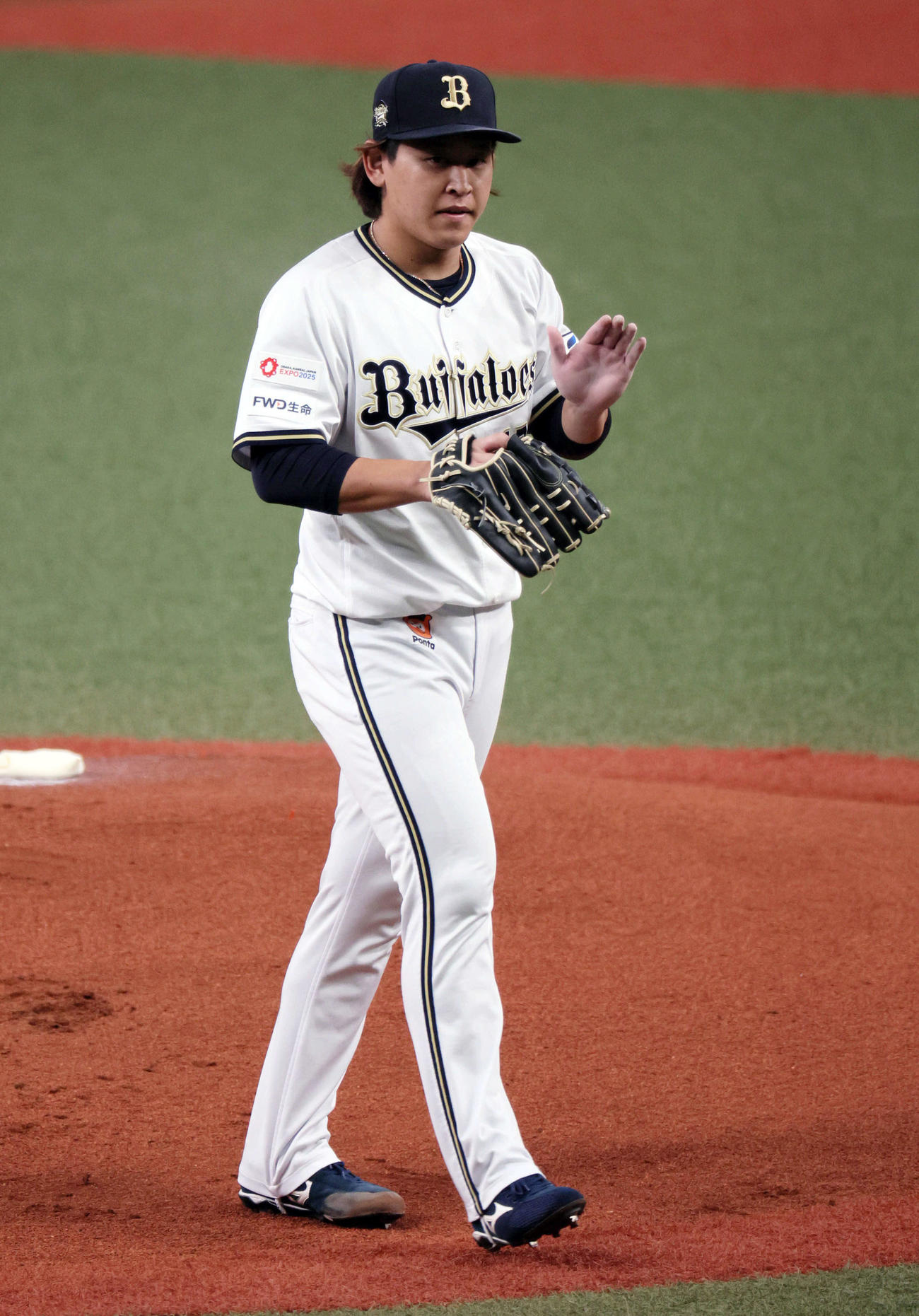 オリックス対ロッテ　オリックス先発の宮城は初回を抑えて手をたたく（撮影・宮崎幸一）