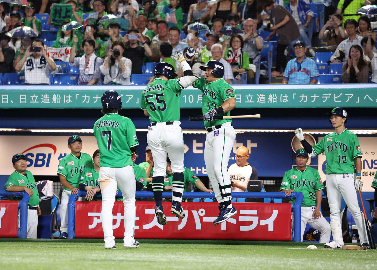 ヤクルト対DeNA 3回裏ヤクルト2死二塁、2点本塁打を放った村上とジャンプして喜び合うオスナ（撮影・丹羽敏通）