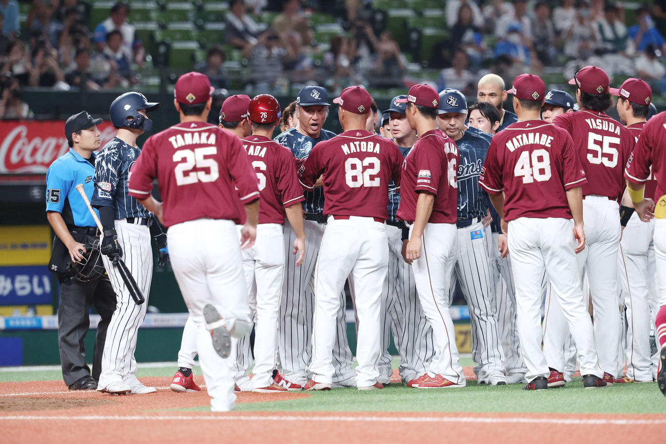 西武対楽天　8回裏西武無死、佐藤龍が死球を受け、抗議する渡辺監督代行（中央）（撮影・河田真司）