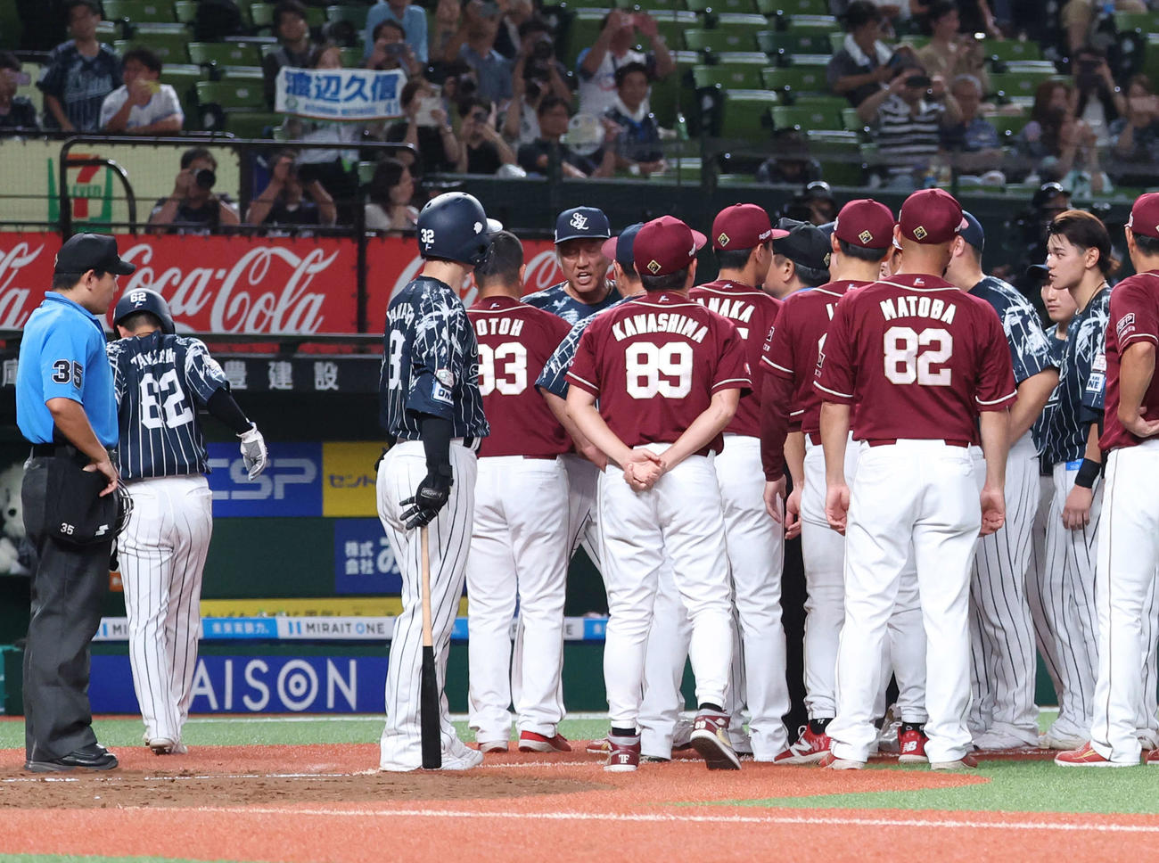 西武対楽天　8回裏西武無死、佐藤龍が死球を受け、抗議する渡辺監督代行（中央）（撮影・河田真司）