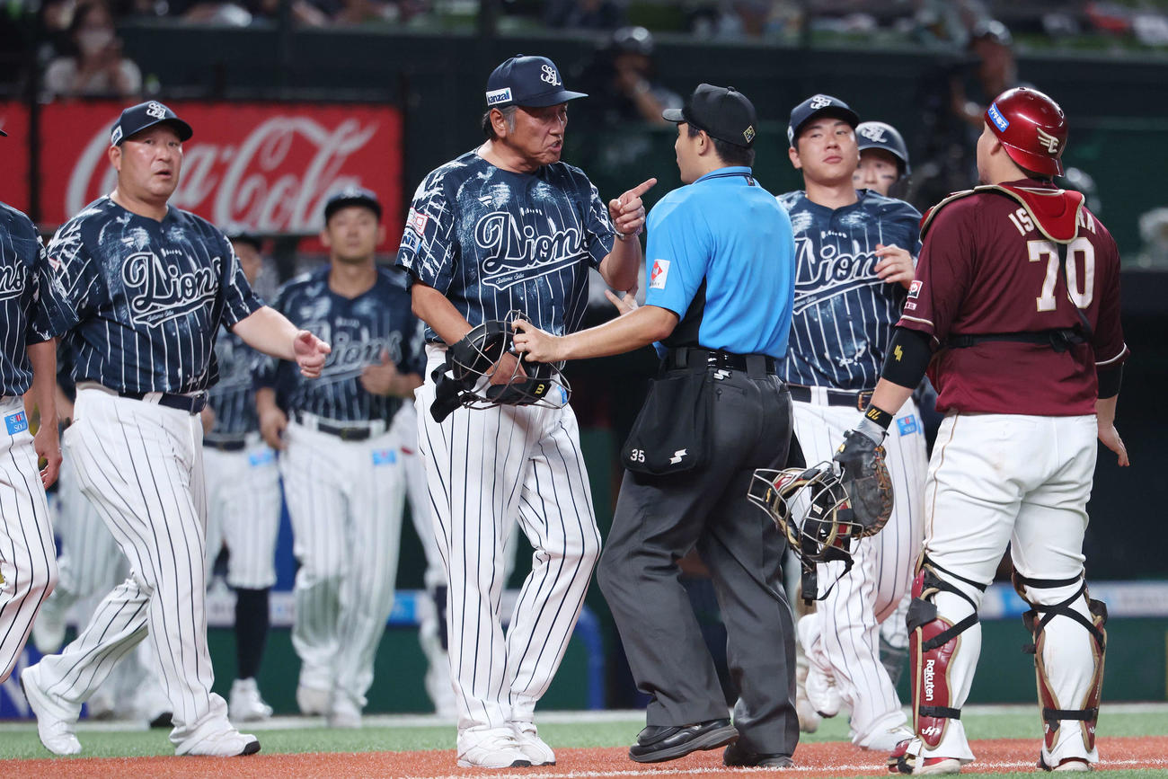 西武対楽天　8回裏西武無死、佐藤龍が死球を受け、抗議する渡辺監督代行（中央）（撮影・河田真司）