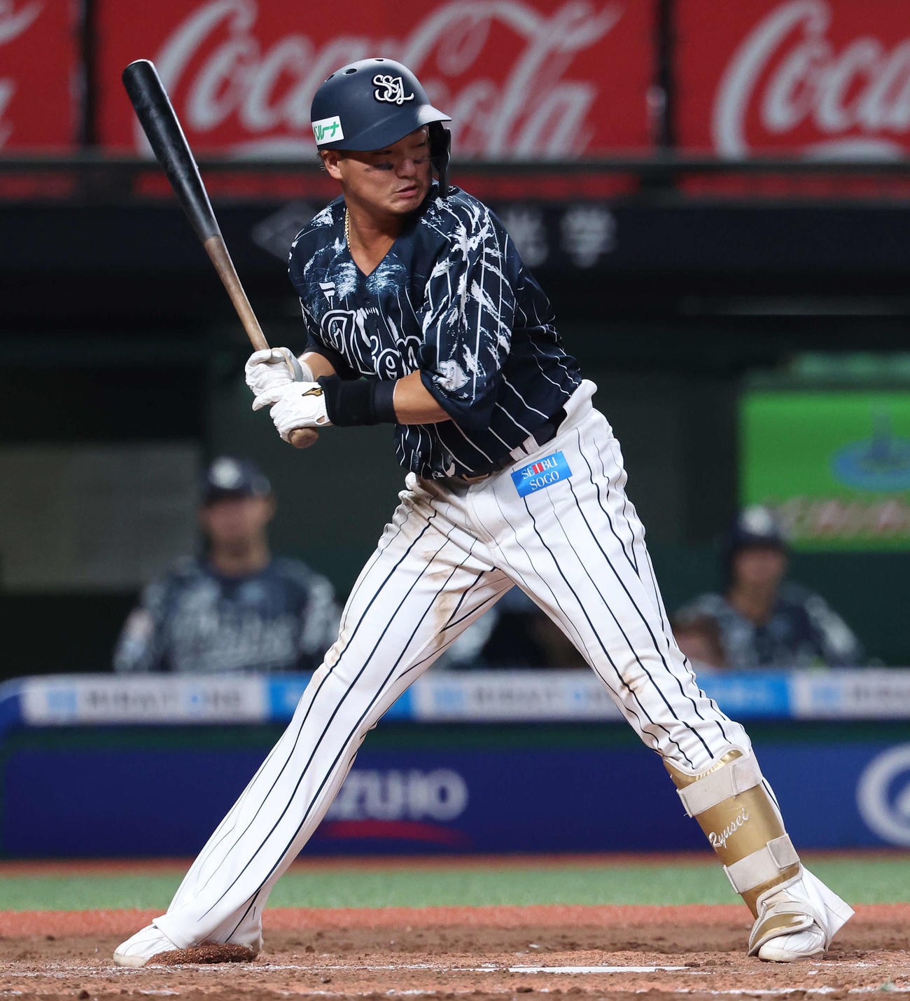 西武対楽天　8回裏西武無死、死球を受ける佐藤龍（撮影・河田真司）
