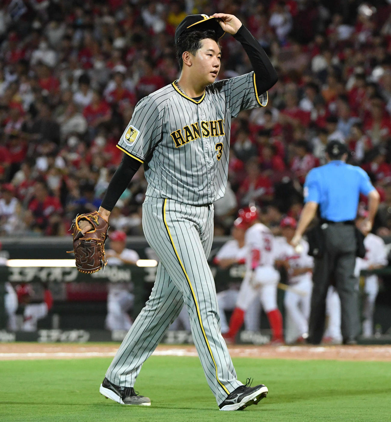 広島対阪神　3回裏終了で門別は肩を落としてベンチへ戻る（撮影・岩下翔太）