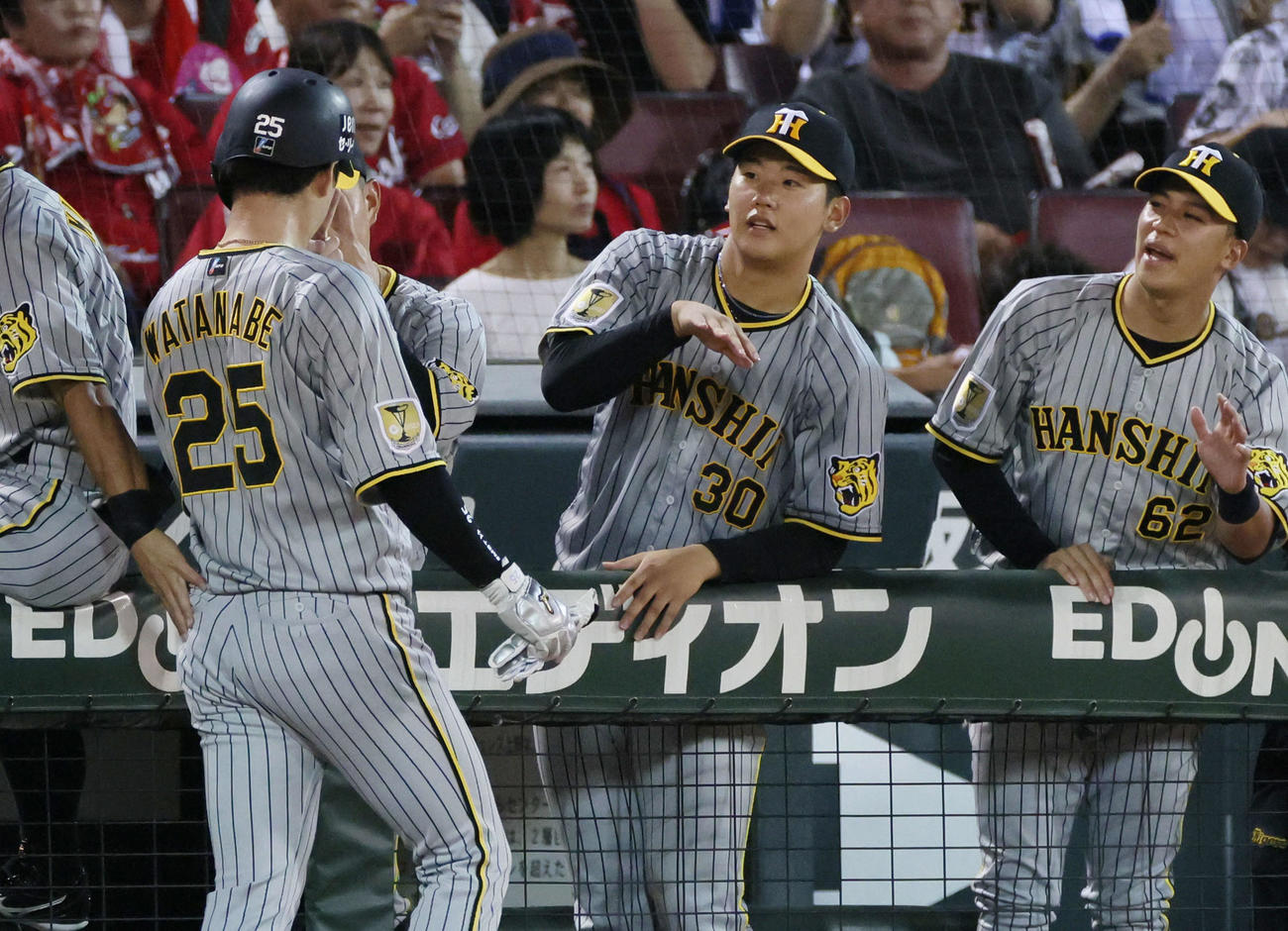広島対阪神　6回表阪神2死一、二塁、森下の中前適時打で生還した渡辺を迎える門別（中央）（撮影・加藤孝規）