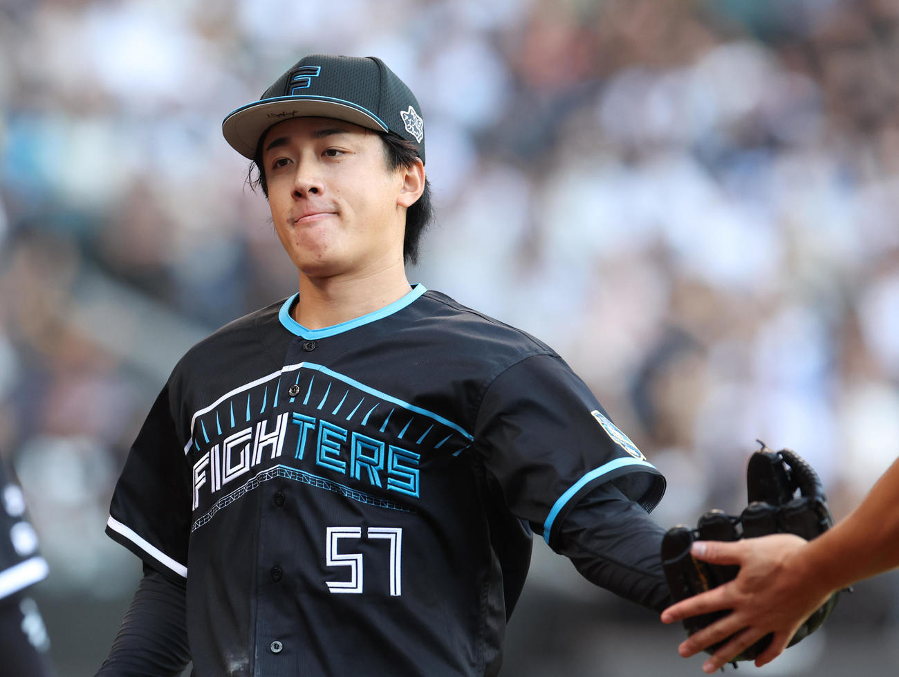 日本ハム対ソフトバンク　5回表を無失点に抑えベンチに戻る北山（撮影・佐藤翔太）