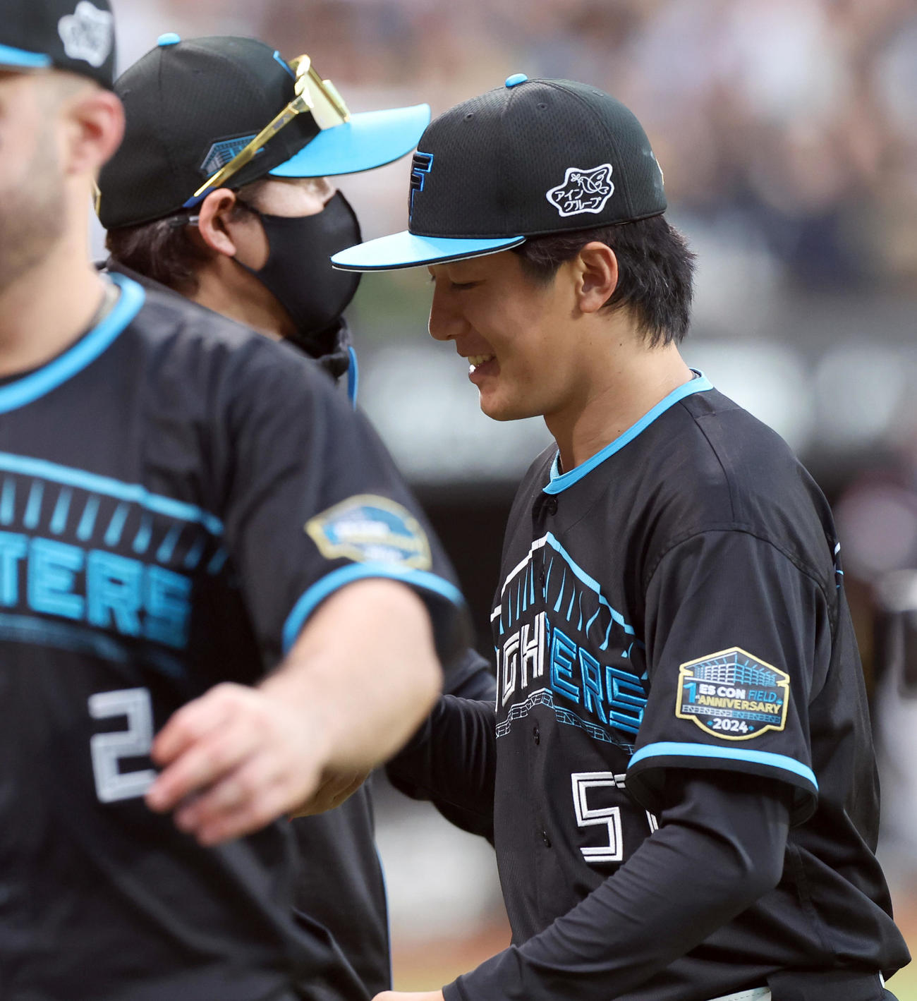 日本ハム対ソフトバンク　試合終了後、日本ハム新庄監督（左後方）に出迎えられる北山（撮影・佐藤翔太）