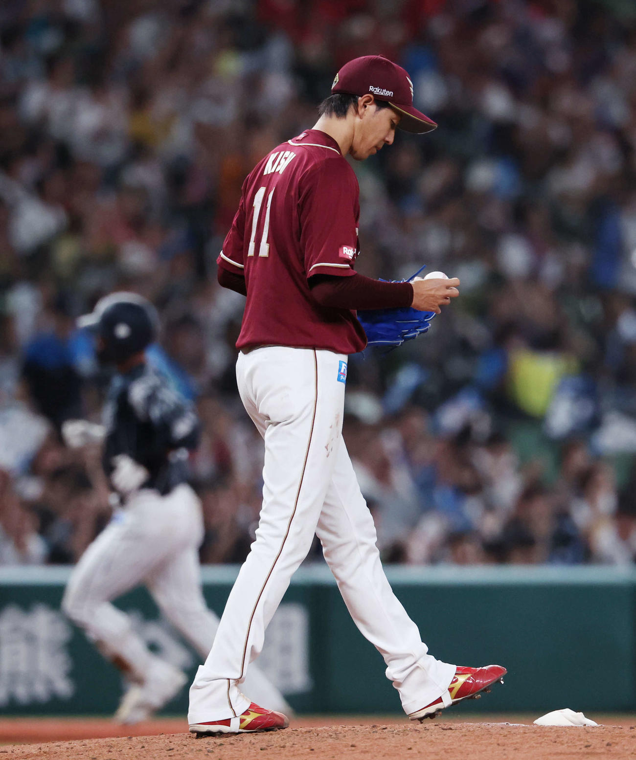西武対楽天　7回裏西武無死、佐藤龍に左越えソロ本塁打を浴びる岸（撮影・河田真司）