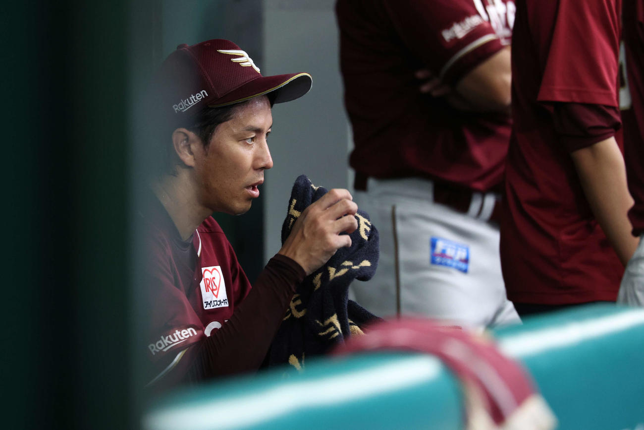 西武対楽天　7回裏西武2死一、三塁、降板する岸（撮影・河田真司）