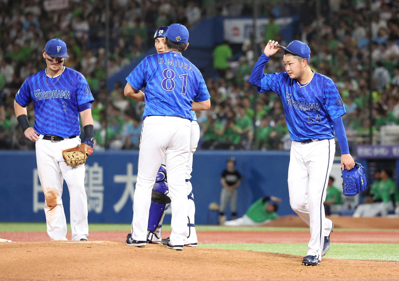 ヤクルト対DeNA 4回途中、7安打で3点を失って降板する先発石田裕（右端）（撮影・丹羽敏通）