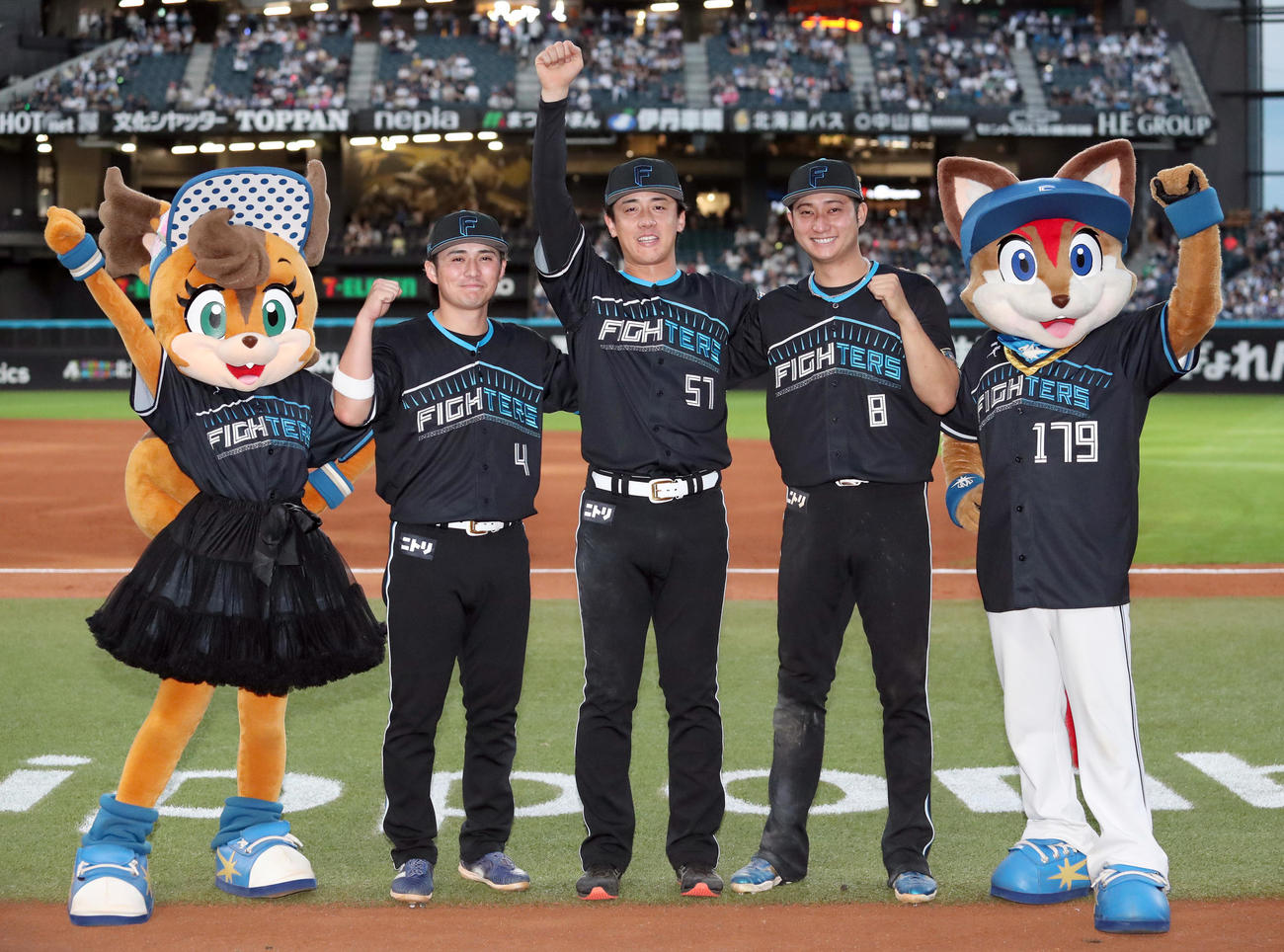 日本ハム対ソフトバンク　試合終了後、フォトセッションをする左から日本ハム上川畑、北山、浅間（撮影・佐藤翔太）