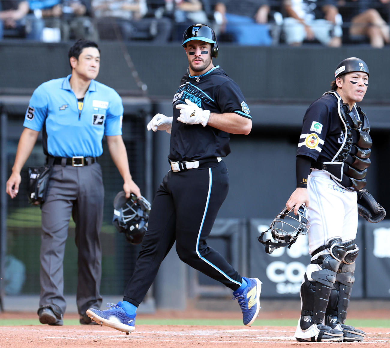 日本ハム対ソフトバンク　3回裏日本ハム1死一、三塁、浅間のセーフティースクイズで生還するマルティネス（撮影・佐藤翔太）