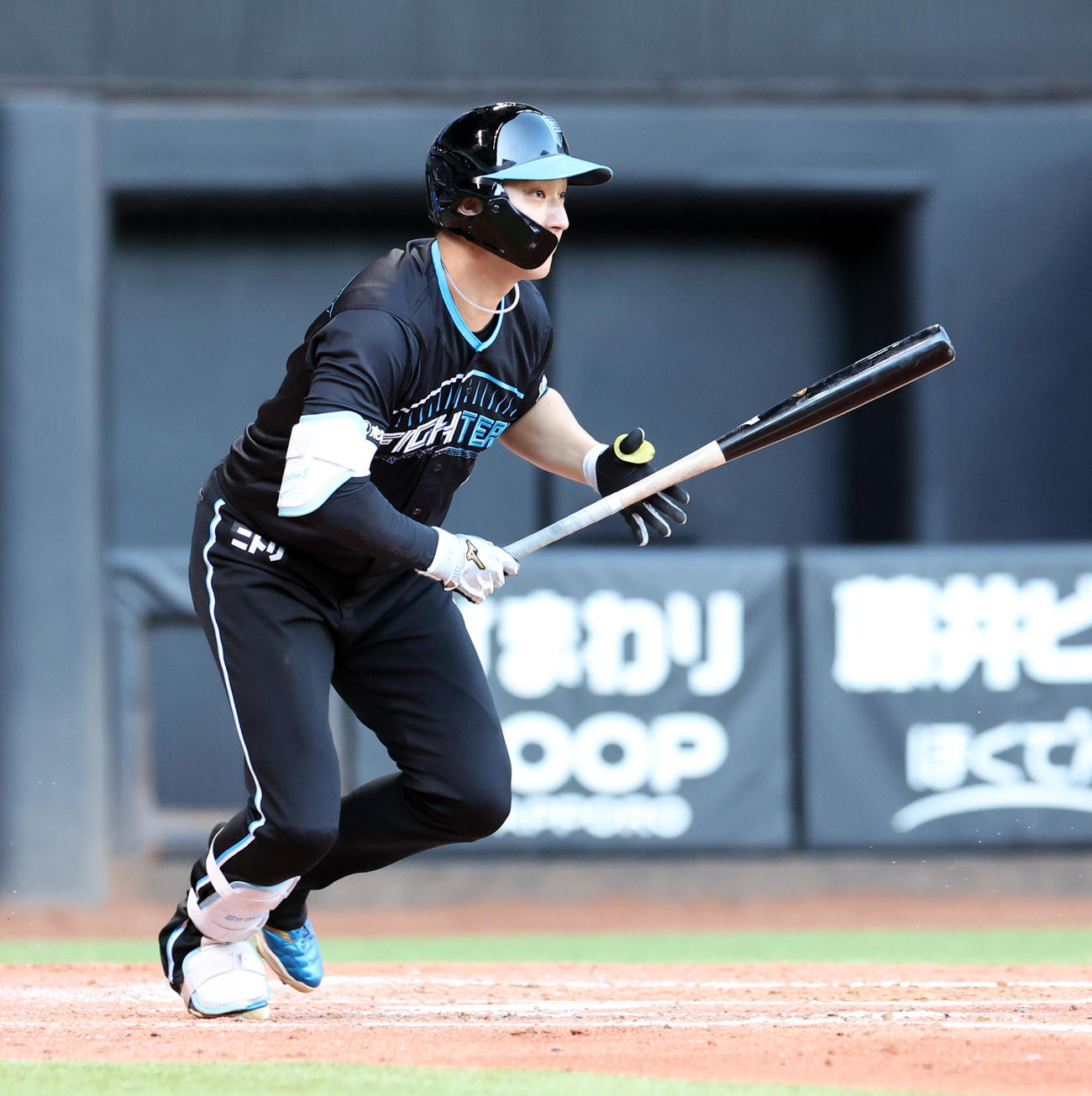 日本ハム対ソフトバンク　3回裏日本ハム1死一、三塁、浅間はセーフティースクイズを決める（撮影・佐藤翔太）