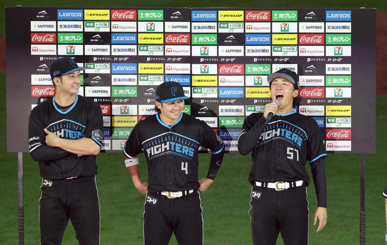 日本ハム対ソフトバンク　インタビューで「さいこ～きです」と叫ぶ日本ハム北山（撮影・佐藤翔太）