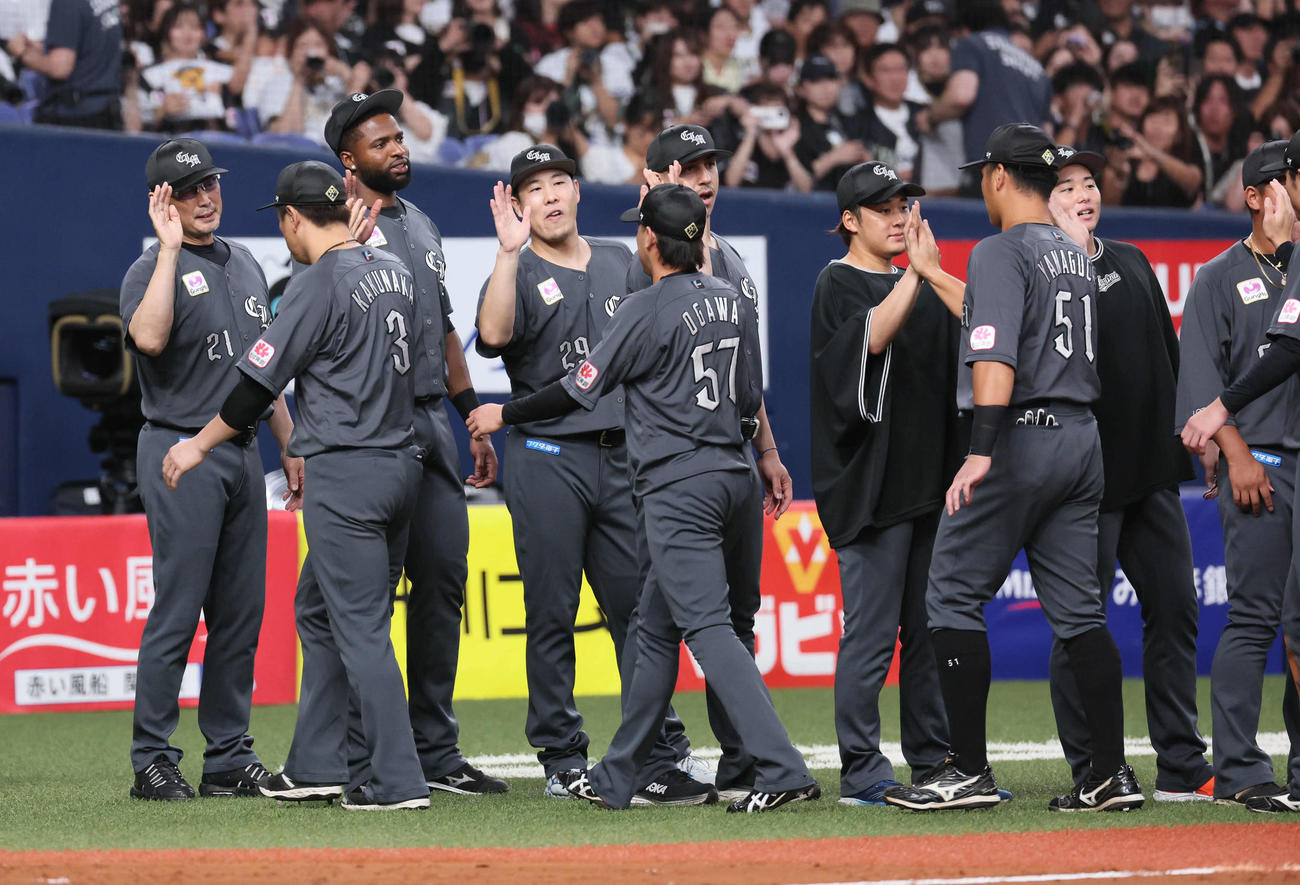 オリックス対ロッテ　オリックスに勝利した吉井監督（左端）は、決勝の押し出し四球を選んだ角中（同2人目）らを迎える（撮影・宮崎幸一）